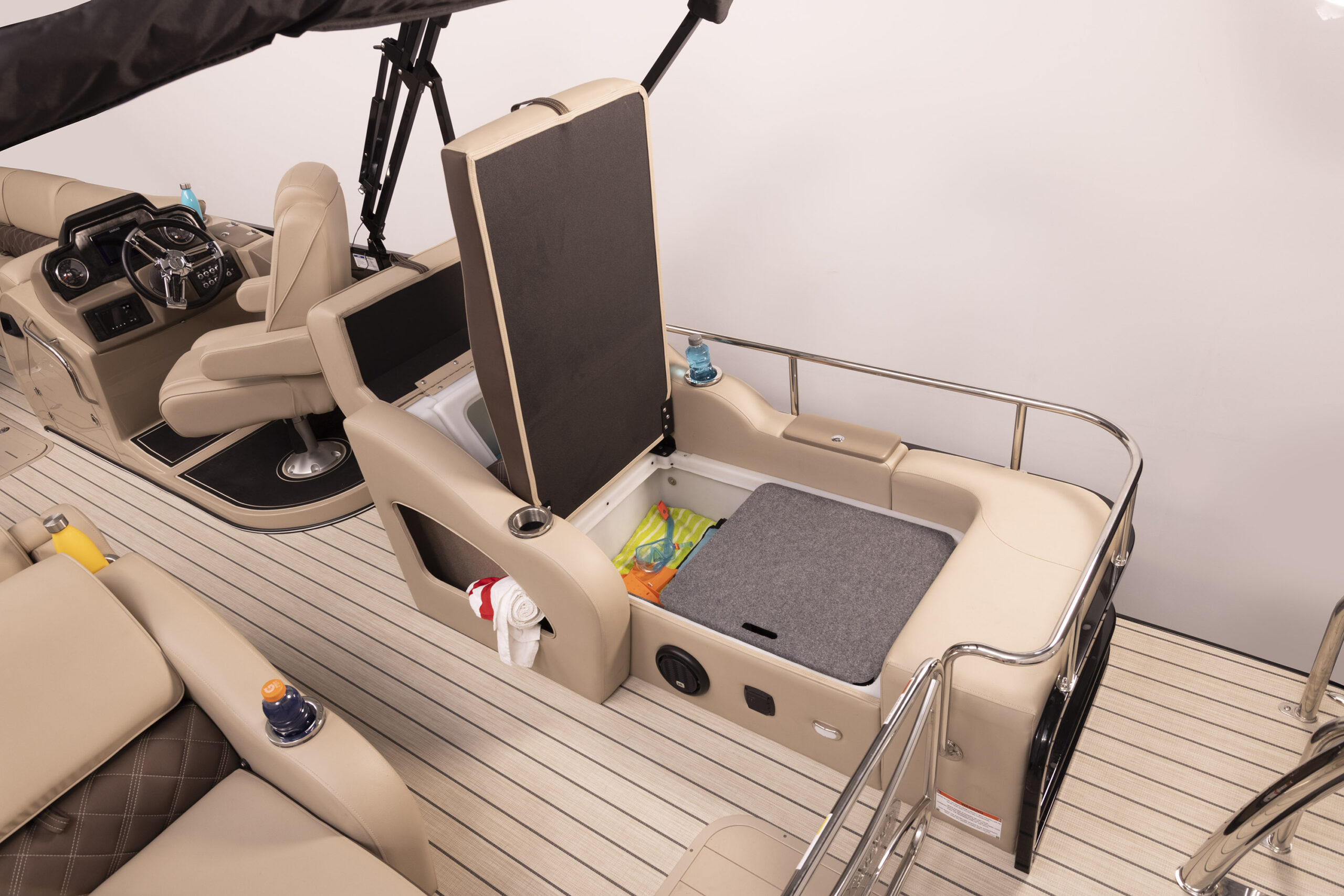 Elite 326 SS Stern Lounger Storage